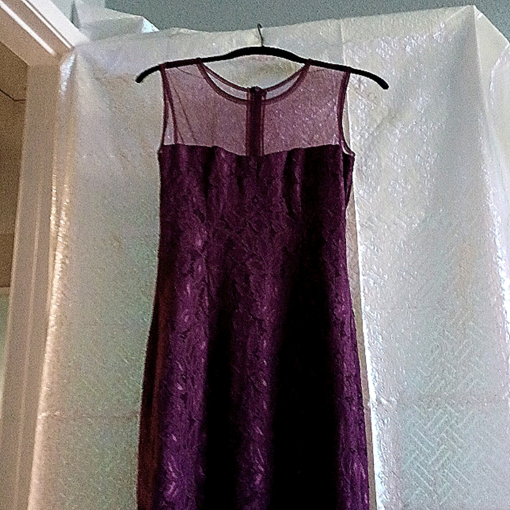 GORGEOUS MAROON WINE SHAPELY SLEEVELESS DRESS SHEER UPPER W/ZIPPER